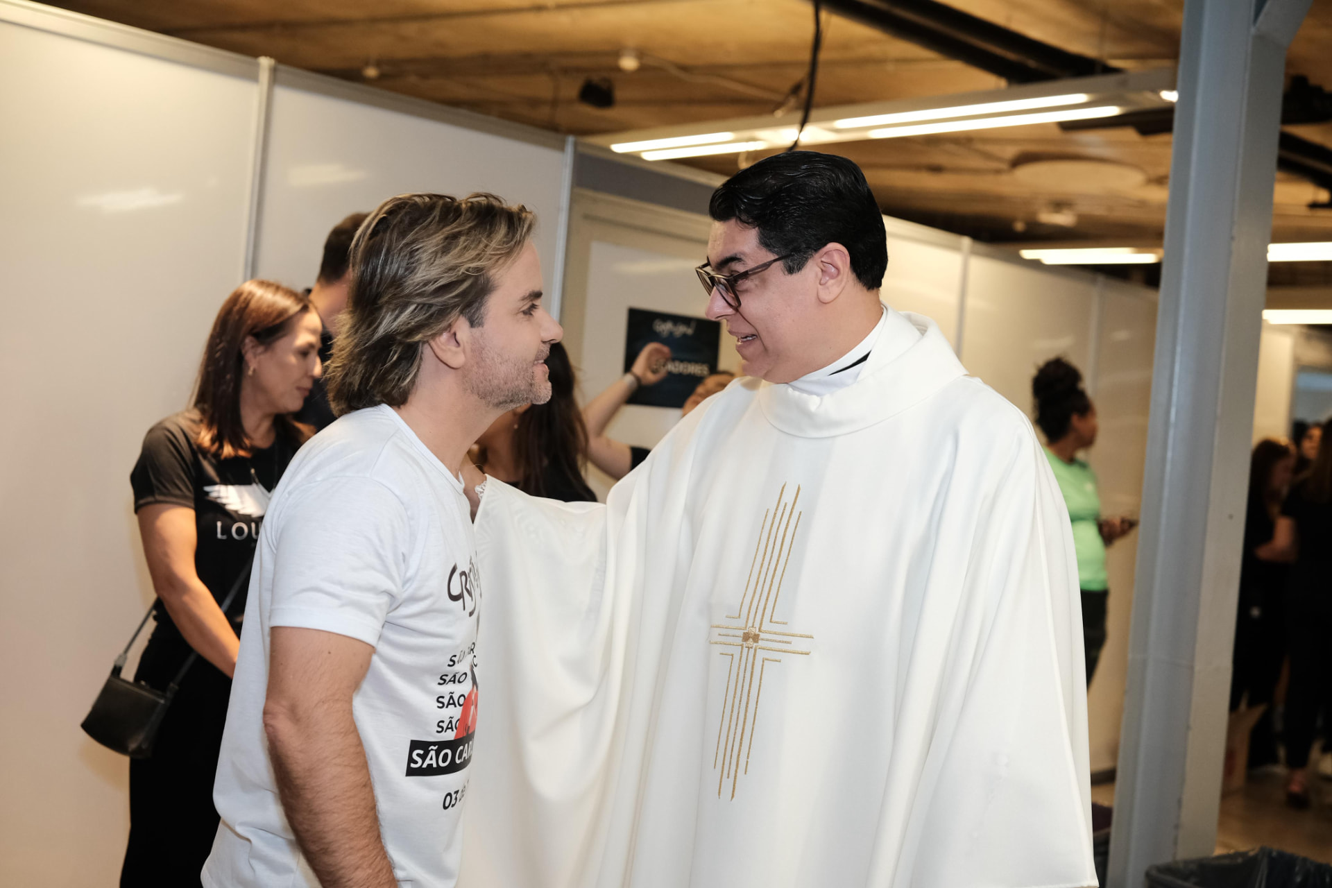 Presença junto aos sacerdotes e às comunidades